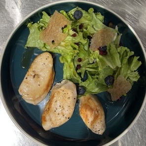 Куриная грудка с салатом и морошковым сиропом